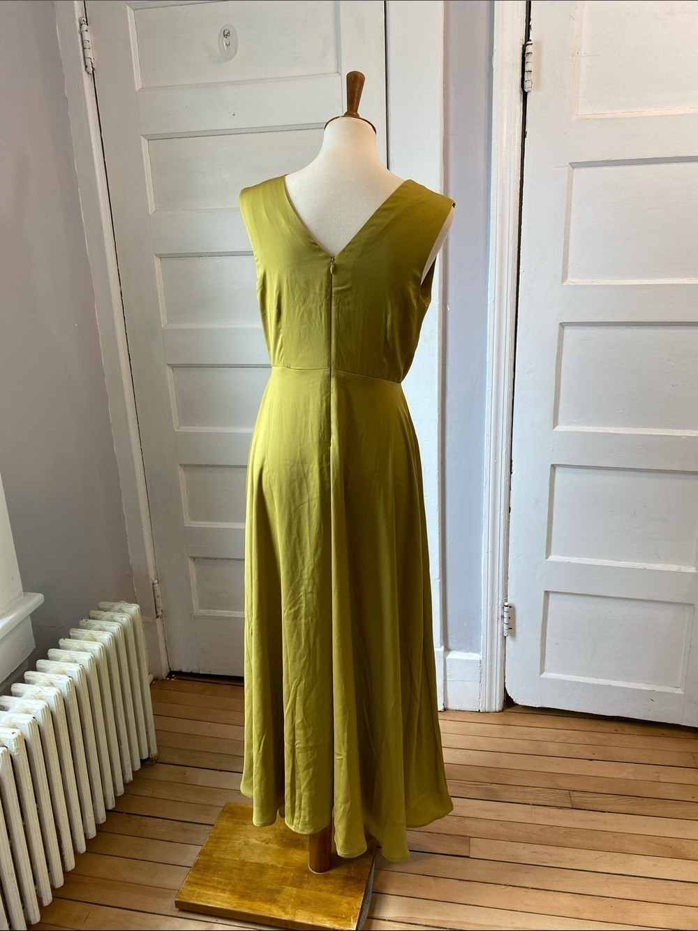 Banana Republic Pintuck Bodice Maxi Dress in Gilded Green, Size 6 - Picture 6 of 13